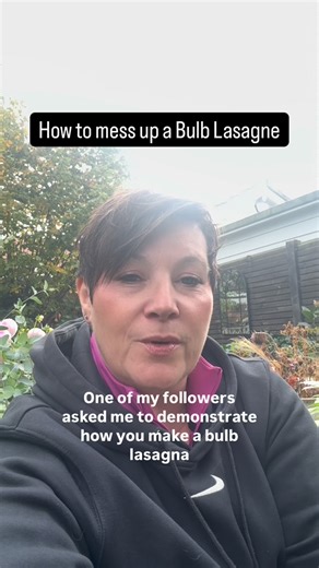 TheGirlWhoStaresAtPlants on Instagram: "You can of course plant your bulb lasagne my way, or follow instructions below. Let’s try this out together eh? 🌼 How to Plant a Bulb Lasagne (The Right Way): 1️⃣ Grab a deep pot — 30–35 cm minimum with drainage holes. Deep enough for three layers and your mistakes. 2️⃣ Add drainage — gravel or crock. Keeps bulbs from sitting in soggy compost (they hate that). 3️⃣ Bottom layer: tulips or daffodils — the big ones go deepest, about 3x their height. 4️⃣ Comp