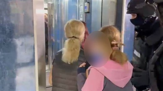 O mamă din Timiș și-a fotografiat fetele în poziții indecente și a trimis pozele unor bărbați. Imaginile indecente au ajuns pe internet