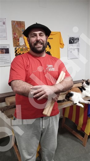 «Sinvergüenza, fuera». Un hombre ha sido detenido este viernes en Tarragona, tras abalanzarse sobre el presidente de Vox, Santiago Abascal, para agredirle en una calle de la citada ciudad, donde tenía un acto político. Tras escupirle, el sujeto ha sido reducido por los escoltas de Abascal, tal y como se ve en las imágenes exclusivas de este periódico. Acto seguido, los Mossos han procedido a su arresto, como se ve también en las imágenes. El detenido es el proetarra Josep Sancho i Masip, según h