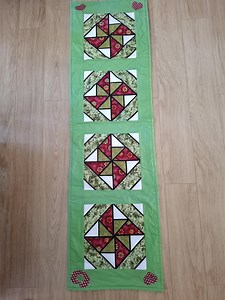 Handmade Christmas Table Runner: Green & Red Cathedral Window Hearts - Etsy Canada