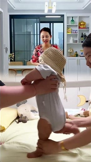 baby playing with mom 😂 걷기 연습 중인 아기, 엄마의 연출이 너무 웃김🤣💖💜