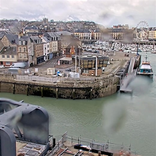 #webcam en direct 🔴 | Dieppe (76) à 12h00 Le temps se dégrade sensiblement sur toute la côte d'Albâtre actuellement avec l'arrivée de ligne de grain pluvieux actifs qui vont s'enfoncer dans l'intérieur des terres. C'est le cas sur la ville de Dieppe ou le temps est très instable très nuageux menaçant et il pleut actuellement la température actuelle est de 13 degrés. Source webcam : Viewsurf.com Kévin 😉 | Météo Haute-Normandie