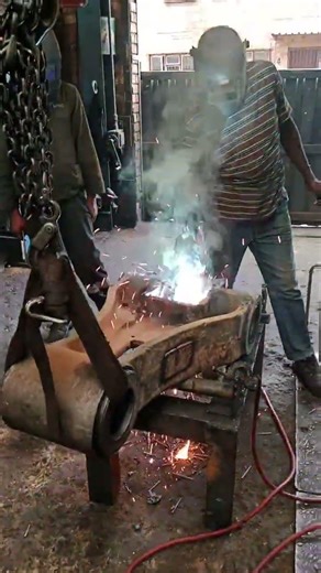 180 DEGREES AROUND EXCAVATOR'S LINKAGE DURING GMAW WELDING IN MECHANICAL WORKSHOP