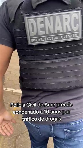 A Polícia Civil do Acre (PCAC), por meio da Delegacia de Repressão ao Narcotráfico (Denarc), cumpriu na manhã desta segunda-feira, 18, um mandado de prisão definitiva em desfavor de L.D.S.A., de 25 anos, condenado a 10 anos de reclusão pelo crime de tráfico de drogas. A prisão ocorreu na Rua Trincheira, no município de Porto Acre, após trabalho investigativo realizado por agentes da especializada, que conseguiram identificar e localizar o paradeiro do foragido. O preso foi conduzido à unidade po