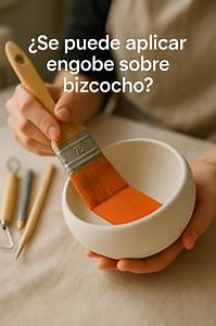 Hay quienes dicen que el engobe solo se aplica sobre arcilla en estado de cuero... Pero también hay quienes lo usan perfectamente sobre bizcocho, como en este video. ¿Vos qué opinás? 🗣️ Te leemos en los comentarios. Solicitar créditos al MD #ceramica_emprendedor #cursoceramica #cerámica | Cerámica.Emprendedor