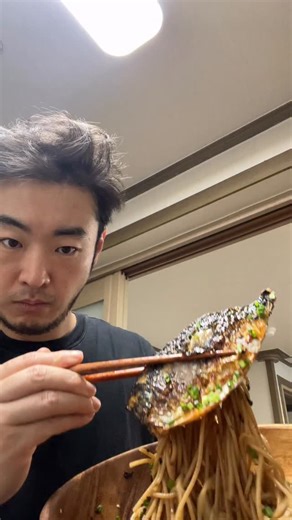 이백삼 on Instagram: "고등어 들기름 파스타 🌟재료 고등어 150그람 통밀파스타 100그람 쪽파 ㅡ 통깨 ㅡ 김가루 ㅡ 들기름 2스푼 간장 2스푼 알룰로스 1스푼 식초 1스푼 ㅡㅡㅡㅡㅡㅡㅡㅡ 🌟조리과정 1.고등어 가시 제거하고 물기 잘 닦아주기 2.팬에 EVO 두르고 고등어 껍질쪽부터 구워주세요 3.고등어 살이 80프로 익으면 뒤집고 불을 끈 후 잔열로 마무리 익혀주세요 4.통밀 파스타면 표기시간보다 1분에서 2분 더 삶고 찬물로 식혀서 물기 빼주세요 5.간장, 알룰로스, 들기름 섞어 양념장을 만들어주세요 6.파스타면에 양념장 넣고 버무린 후 플레이팅해주세요 7.준비한 고등어, 쪽파 그리고 김가루 뿌려서 마무리 해주세요 ㅡㅡㅡㅡㅡㅡㅡㅡㅡ 제가 지금까지 16키로 감량을 했는데요 그 동안 먹었던 식단 중 고등어 들기름 파스타 만드는 방법 소개해볼게요! 🤗 #요리 #요리스타그램 #레시피 #다이어트 #다이어트식단 #다이어트레시피 #식단 #쿡스타그램 #cooking #다이어터