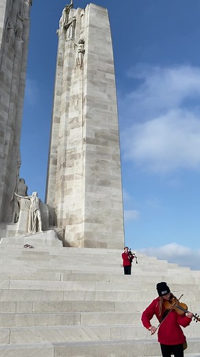 While visiting the Canadian National Vimy Memorial, Vimy Pilgrimage Award recipients Adelle and Matthew offered a moving tribute by performing a song on the violin and bagpipes. #LestWeForget // Lors de la visite au Mémorial national du Canada à Vimy, les récipiendaires du Prix du pèlerinage de Vimy Adelle et Matthew ont rendu hommage en jouant une pièce au violon et à la cornemuse. #NoubliensJamais | The Vimy Foundation
