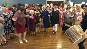 95 годишната Стеванка го води македонското оро на прослава во Њукасел, Австралија по повод 8ми март 2020 денот на жената. Да бидиме сите среќни и весели и долги здрави години да живееме како баба Стеванка! Големо благодарност до Пелистер Продукција што го снима ова прекрасно видео. 95-year-old Macedonian-Australian Stevanka leads the Macedonian oro (circle dance) at this year's annual International Women's Day Celebration in Newcastle, Australia on March 8, 2020. May we all be happy and cheerful