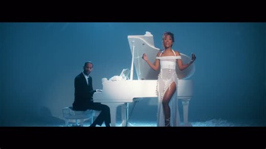 Sevyn Streeter on Instagram: "❄️MERRY CHRISTMAS you beautiful souls ❄️ Its only right I run this cozy piece back🎄I pray you’re all surrounded by love & know I’m sending even more your way✨🫶🏾✨Happiest of Holidays to you🤍"