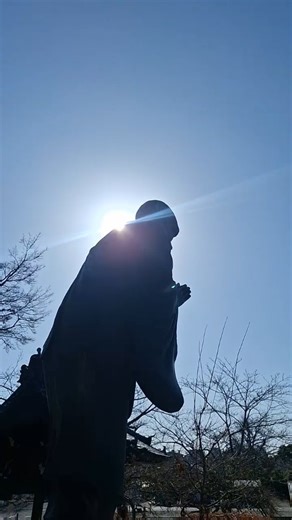 わごころ｜神社仏閣で心を整える on Instagram: "藤澤山無量光院清浄光寺(遊行寺) 神奈川県藤沢市 時宗の総本山 一遍上人が広められた踊り念仏を起源とした盆踊りの根元地としても知られている。 (引用文より) 平日だったからか、とても静か☺️ 時宗の銅像は一見優しそうですが、見開いている目がちょっとリアルでした… とても気持ちが落ち着くお寺さんです🍀"
