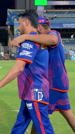 We are sure you were not expecting this meet up 🥹💙 | #MumbaiIndians #OneFamily #TATAIPL #MIvKKR