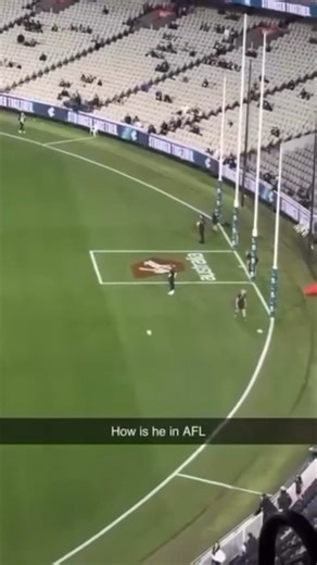 Fan video appears to show Elijah Hollands struggling before game