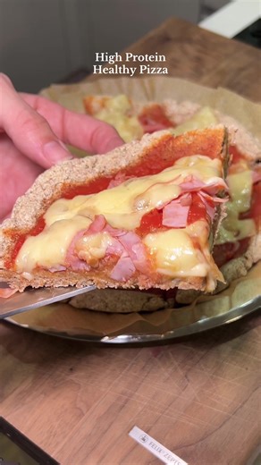 High-Protein Healthy Pizza — recipe ⤵ Craving pizza but want to keep it healthy and high in protein? This easy homemade pizza recipe is ready in just 20 minutes — perfect for a quick lunch or dinner! Ingredients ⤵ ▫️ 180 g whole-wheat flour ▫️ 220 g Greek yogurt ▫️ ¾ tsp baking powder toppings: ▫️ 60 g tomato sauce ▫️ 40 g Gouda cheese ▫️ 140 g ham Equipment by @Zepter_Schweiz ⤵ ▫️ Zepter serving tray ▫️ Santoku knife ▫️ Walnut cutting board Instructions ⤵ 1. In a bowl, combine the flour, Greek 