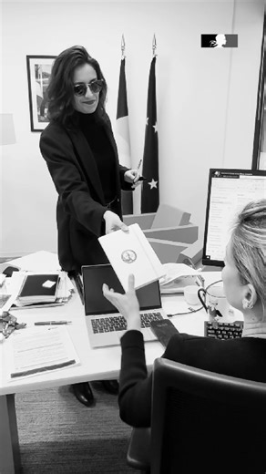 Consulate General of France in Washington D.C. on Instagram: "L'année 2025 du Consulat et de votre circonscription en quelques chiffres : - Notre Registre compte désormais plus de 15,300 citoyens français, soit 5.5% de plus qu'en 2024. Nous comptons un peu plus d'habitants que la ville de Château-Thierry, répartis sur une surface correspondant à 60% du territoire de la France métropolitaine. Et pourtant, quelle activité ! - Le Consulat a traité 4 400 demandes de passeports et d’autres titres d'i