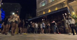 In a ‘lucky problem,’ long lines and big crowds now a common sight in Waikiki