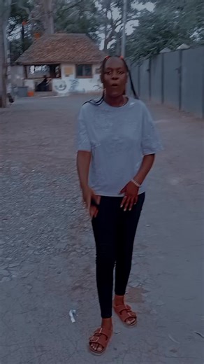 kumbe uyu demu anaringia sura yake😀😀😀