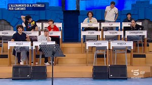 97K views · 643 reactions | La prof Pettinelli continua il suo allenamento con i cantanti e adesso devono prepararsi per una staffetta! #Amici24 | Amici di Maria De Filippi | Facebook