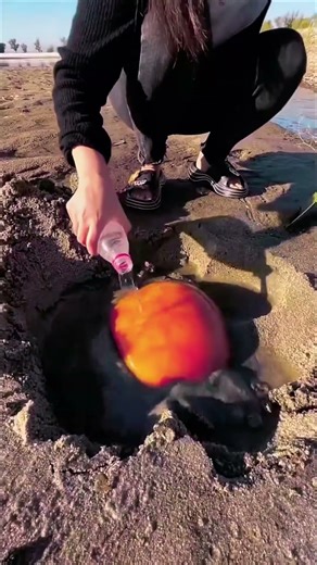 Ela encontrou um tesouro secreto enterrado na terra!