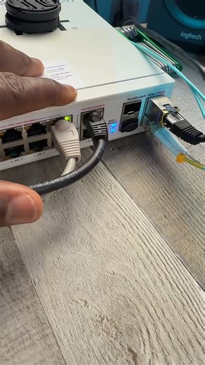 49K views · 1.1K reactions | J'étais en train de vouloir utiliser Starlink mini avec de l'électricité qui venait de mon switch réseau mais je ne suis pas encore capable de le faire et dans cette vidéo ainsi qu'une autre vidéo que je vais publier sur YouTube, je vous parle de cette expérience-là. Alors n'oublie pas de me suivre sur YouTube aussi. Merci beaucoup. ##starlink##starlinkmini##starlinkpoe##guybisuku##kbtrainings_fr | KBTrainings Avec Guy Bisuku | Facebook
