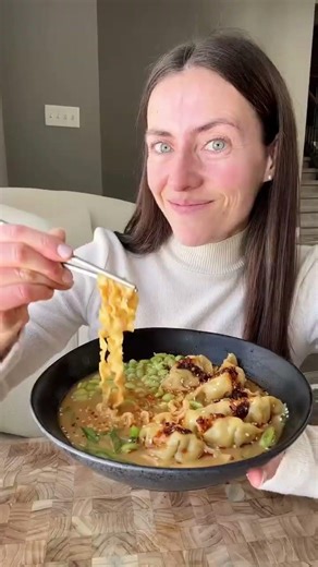 15 Minute Dumpling Ramen 🍜🥟 Creamy & Spicy Instant Ramen Upgrade | Inspired by @kelsyoppenheim