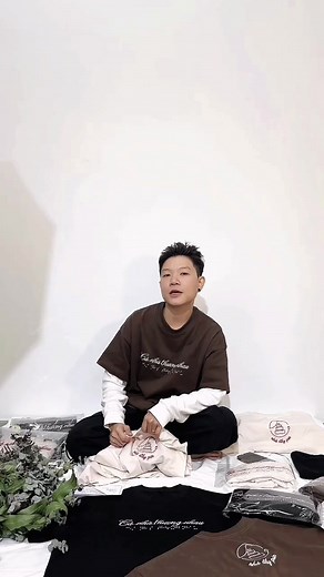 💖 CẢ NHÀ THƯƠNG NHAU – CHIẾC ÁO GIA ĐÌNH ĐẦY YÊU THƯƠNG Hôm nay là Ngày Gia Đình Việt Nam 28/6 – ngày để nhắc nhở mỗi chúng ta rằng: Giữa bộn bề cuộc sống, gia đình vẫn luôn là điểm tựa yêu thương. Và “Cả Nhà Thương Nhau” không chỉ là một câu hát thân quen… Mà giờ đây, nó đã trở thành một chiếc áo chứa đầy năng lượng tích cực – đến từ Local Brand NHÀ ĐẦY PIN. Không chỉ là một chiếc áo, mà là món quà yêu thương dành cho mọi gia đình, kể cả những người khiếm thị. Với chữ nổi Braille “Cả Nhà Thươn