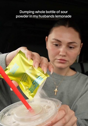 Sour Powder Surprise: Reactions to Flavor Chaos