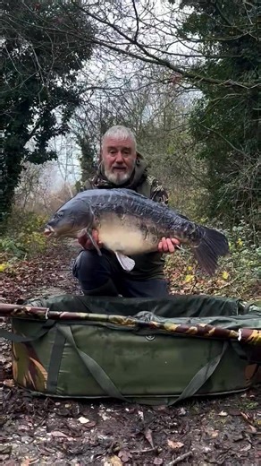 🥷💪🦢SWAN MUSSEL ASSASSIN 🦢💪🥷 Big Dave V with a mega Mets mirror first time using the new SWAN MUSSEL hookbaits. Dave has had another mega year and we know 2026 will be big again. #winners #carp #bites #fishing | MAD Baits