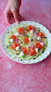 Une recette légère, festive et ultra gourmande à tester absolument cette saison ! Qui veut tenter ce carpaccio pommes vertes & Saumon fumé ? Droppe un ❤️ si tu craques ! Ingrédients : 🐟4 tranches de Saumon Fumé 🍏2 pommes vertes 🍋1 citron 🧀 1 pot de chèvre frais 🥛 6 cl de crème fleurette 🧅1 oignon rouge 🥣 2 c à s de vinaigre de vin 🧂1/4 c à s de fleur de sel 🌿 Aneth 🧂 Mélange multi-graines toastées 🧂 Mélange 3 baies concassées 🧂 Fleur de sel 🫒 Huile d’olive ㅤ Préparation Sortez le Sa