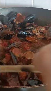Preparazione di cozze e vongole per la pasta