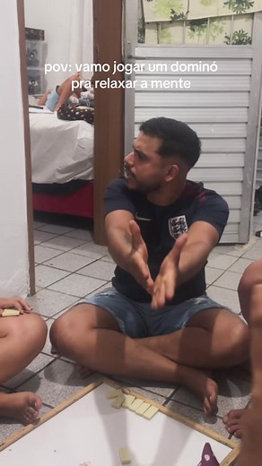 Jogando Dominó para Relaxar e Desestressar