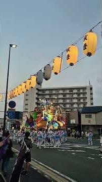 黒崎祇園山笠の特徴は大太鼓、小太鼓、鉦のほかにほら貝が加わる非常に勇壮で戦場を思わせる独特の祇園囃子で夜には電飾が美しく輝く山笠へと衣替えし、福岡県の無形民俗文化財として北九州の夏を熱く盛り上げます