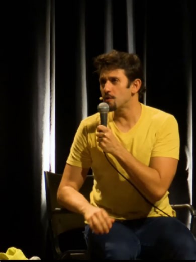 Quando o Elídio jogou uma garrafa molhada no palco aksksks || #barbixas #comédia #fyp #creatorsearchinsights