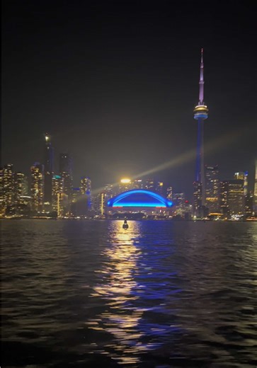 Touching down in Toronto 🇨🇦✈️✨ From the skyline to the streets, there’s so much to see — but if you’re visiting Toronto, you already know you’ve got to check out Niagara Falls, one of the world’s natural wonders. It’s the perfect day trip to turn a your Toronto visit into an unforgettable one. If you’re in Toronto or Mississauga and want to visit Niagara Falls for a fun day or evening tour, let Queen Tour take you there! 🚌💦 Enjoy a relaxed ride, great company, and a day packed with fun activ