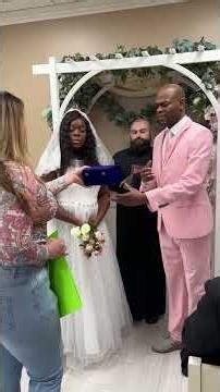 She crashed the wedding to give them something!🥰🥹🥹