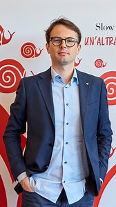 🐌 Slow Food può e deve essere sempre più una guida. Guida per consigli gastronomici, certo, ne abbiamo molti a riguardo: osterie, vino, olio, birra… Ma guida soprattutto verso un nuovo umanesimo che non ponga più l’uomo al centro di tutto, ma che veda il fulcro di un futuro migliore nel rapporto che noi possiamo e dobbiamo ricostruire con gli ecosistemi in cui viviamo. 🌎💫 «Per un’altra idea di mondo abbiamo bisogno di essere originali, innovativi e creativi. La creatività è l’unico modo che c