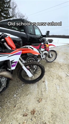 Old school brute force vs new school technology. 🔥1999 CR500 vs KTM 450 SX-F