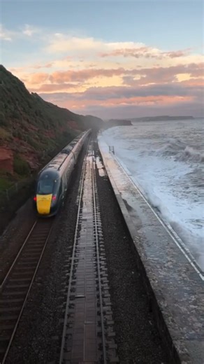 La principal línea de trenes ingleses que va a #Plymouth es operada por Great Western Railway y parte desde la estación de London Paddington. Los trenes directos más rápidos paran en ciudades como Exeter St Davids y Newton Abbot, mientras que otros servicios tienen más paradas, incluyendo Castle Cary, Westbury y Taunton. 📹 @pilchardcottagedawlish #rail #railway #GWR #rollingstock | Ferrocarrileros