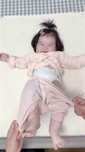 Who said older babies are easier? 8-month-old diaper change is pure chaos! 🤣#baby #cutebaby #newborn