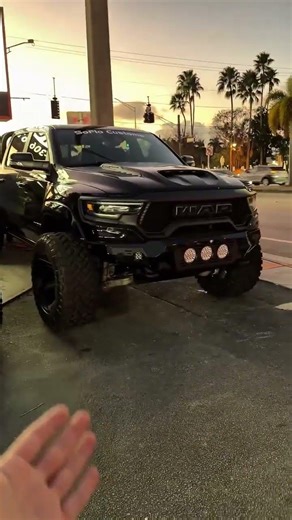 Ford Raptor R или RAM TRX - ваш выбор? Обе - топ, но характер разный.