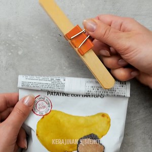 23 KIAT DAN DIY KEREN YANG HARUS KAMU COBA TIPS DAN TRIK UNTUK KESEHARIAN YANG AKAN MENGUBAH HIDUPMU Mengetahui beragam kiat untuk membantumu menghadapi beragam kondisi sulit itu memang penting. Tapi kadang, kamu harus tahu beberapa DIY lainnya untuk bersenang-senang. Sebagai pembuka, saya akan tunjukkan cara membuat slime buatanmu sendiri menggunakan lem bening, sabun cair, dan beberapa tetes aktivator. Lalu, campurkan semuanya kemudian diamkan seharian dan voila. Kamu baru saja membuat slime. 
