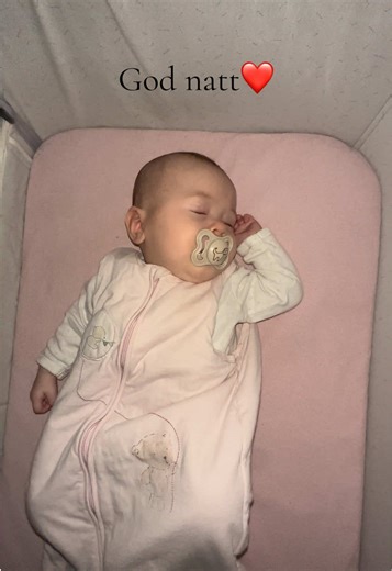 Vår kveldsrutine: Ren og tørr bleie. Pysjamas eller myk body. Amme og kos. Ved rolige kvelder, sovner hun vedsiden av meg ved siste punkt. Men ved kvelder med kveldsuro, blir dette løsningen vår ❤️ Dette funker for oss og er ikke sikkert det funker for deg😌 #søvn #kveldsuro #momtok #sleep #baby