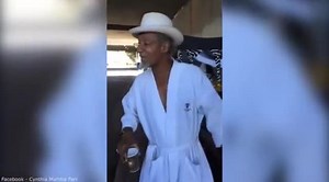 #VIRAL - Homeless tour for his "luxury house" under a bridge in US