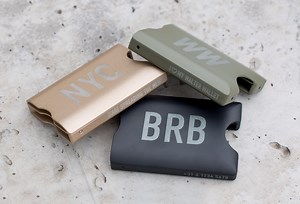 De Walter Wallet gemaakt van gerecycled aluminium. Verkrijgbaar via www.walterwallet.com Ook is het mogelijk via onze website de Aluminium Wallet te INGRAVEREN met jouw initialen, of gewoon een tekst! Zie hoe het staat met jouw tekst op www.walterwallet.com | Walter Wallet