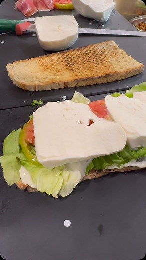 962K views · 10K reactions | La zingara ischitana con il Nostro Canossello Gianferrari…. Aperti a pranzo tutti i giorni dalle ore 7:30 alle 20:30 pausa pranzo dalle 15 alle 16:30. #zingaraischitana #rosettonacaldaecroccante #marenna #panino #estate2024 #lafontelattea #trattoriadamaresca #italia #napoli #viamichelangelodacaravaggio #vomero #posillipo | La FONTE Lattea - Trattoria da Michele | Facebook