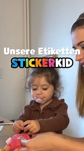 Verlorene Schulsachen? Nicht mit Stickerkid! Wir haben den cleveren Trick, der dir das Schuljahr rettet! 💡 Personalisierte Etiketten, mit denen du in null Komma nichts alles beschriften kannst: Schulranzen, Kleidung, Trinkflasche … Das Ergebnis: kein Stress, keine Verluste – dafür jede Menge Ersparnis 💸 👉 Ziel: organisierter Schulstart – aktiviert! ✅ | Stickerkid