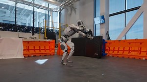 „Boston Dynamics“ humanoidas „Atlas“ pademonstravo salto 🤩🦾🦿. „Boston Dynamics“ medžiaga. | Mokslo sriuba
