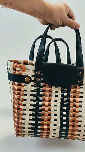 No es solo una bolsa, es una historia tejida a mano. Con nuestros nuevos tonos y patrones del Tote Mediano Piel, prepárate… porque todos te preguntarán por tu bolsa. 💬 #BolsaArtesanalMX #totepiel #bolsahechaamano #ModaArtesanal #diseñomexicano #EstiloConCausa #impactosocial #hechoenméxico #bolsaconhistoria #bolsaexclusiva #toteartesanal #manosmexicanas #DiseñoConPropósito #bolsaqueinspira | BAMX