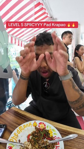Tester le niveau 5 Pad Krapao épicé à Bangkok
