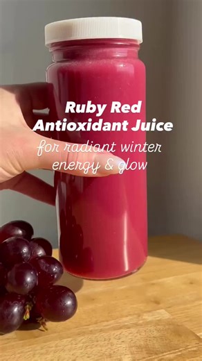 RUBY RED ANTIOXIDANT JUICE This deep ruby juice just feels like December ❤️ Pomegranate, grape & apple are naturally sweet, rich in color, and perfect for the holidays. Sorta luxe, right?! Who else loves a red juice in winter? 🍷✨ 1 apple 1 large bunch of grapes, stems okay 2 pomegranates Prepare the pom by cutting it in half, then remove the arils with your hands in a bowl of water. Drain the water and discard the pith and peel. Never juice the white pith of the pomegranate. It contains toxic c