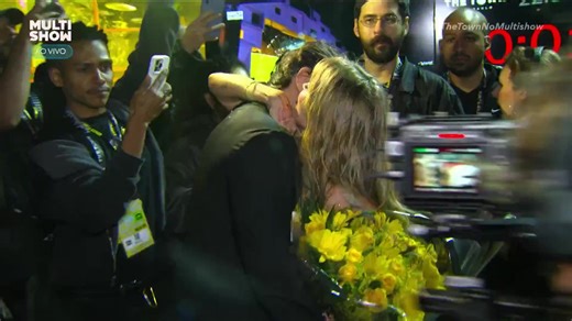 276K views · 1.8K reactions | Ela merece muito isso sim!!!  Luísa Sonza é recebida por flores do seu namorado, ao terminar o show no #TheTown2025 李﫶 #Shows | gshow | Facebook